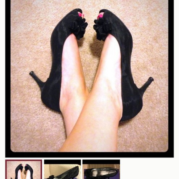 Stuart Weitzman black satin open-toe pumps - Picture 5 of 5